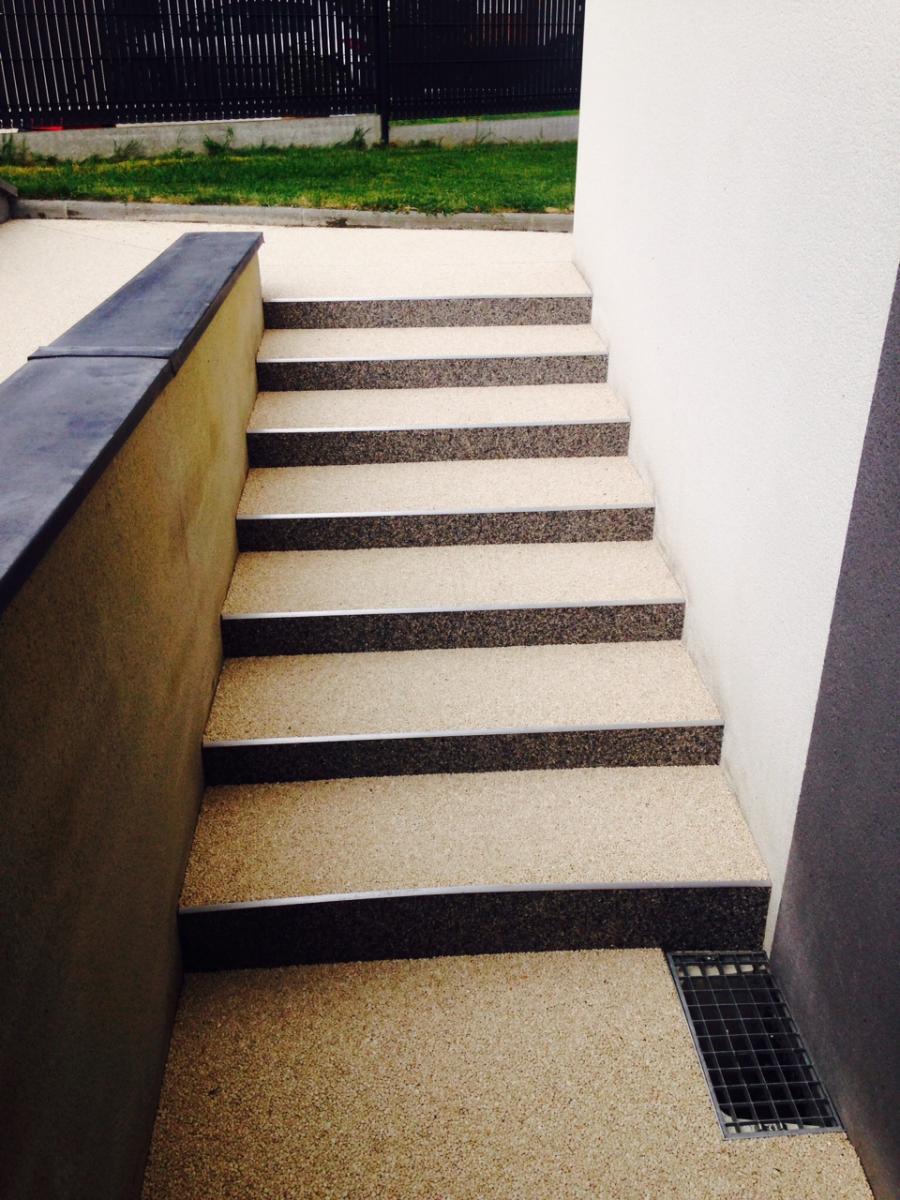 Escalier beige et contre marche grise en moquette de pierre